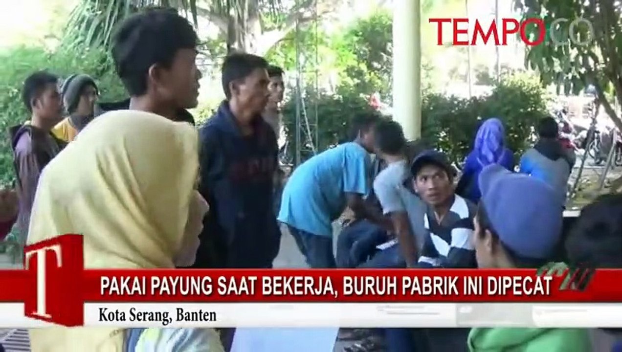 Pakai Payung Saat Bekerja, Buruh Pabrik Ini Dipecat