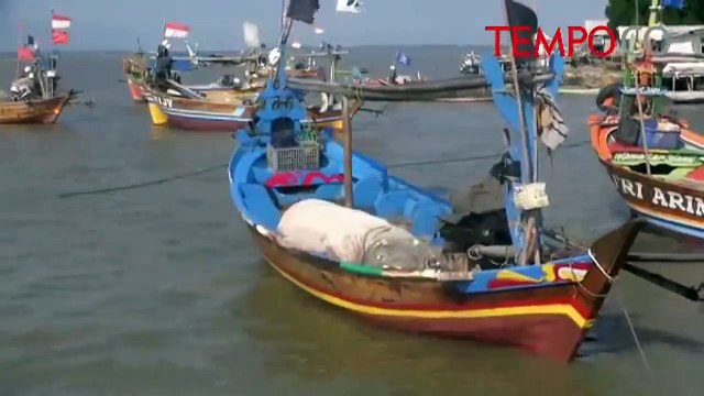 Dengan Perahu Kecil, Nelayan Usir Kapal Besar Penambang Pasir