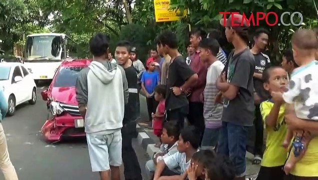 Mengantuk, Wanita PNS Ini Tabrak Mobil dan Motor hingga Rusak Parah