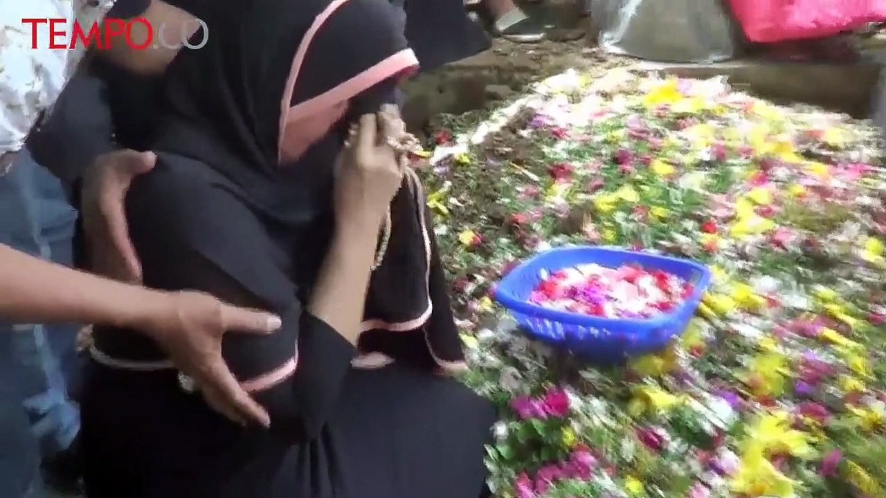Ibu Ini Peluk Makam Anaknya, Finalis Puteri Ind...