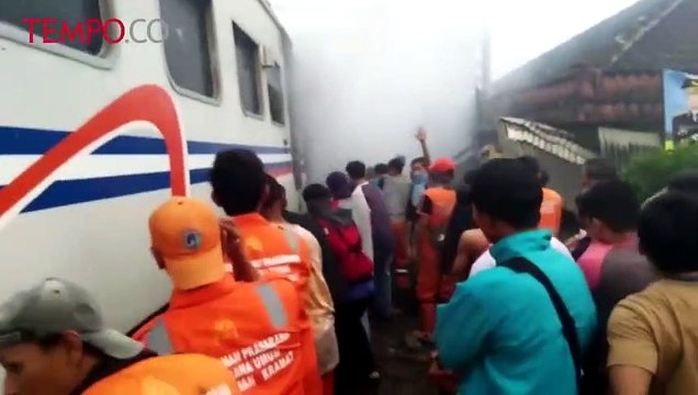 Kereta Terbakar Usai Tabrak Mobil di Senen, 2 Orang Tewas