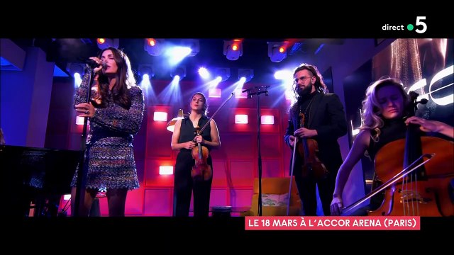 Jenifer, très émue, chante En attendant pour ses fils en live