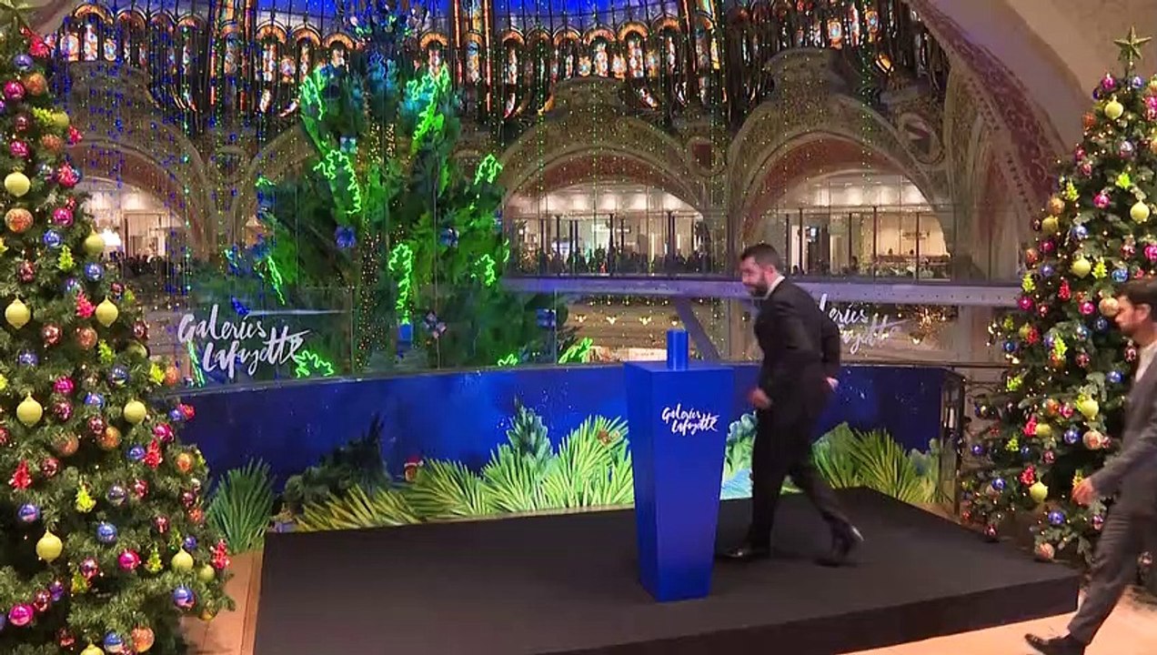 A Paris, la colère de salariés des Galeries Lafayette lors des illuminations de Noël