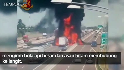 Download Video: Detik-detik Truk Tangki Meledak di Jalan Tol Terekam CCTV