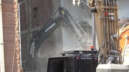 Dev binada yıkım çalışmaları hızlandı