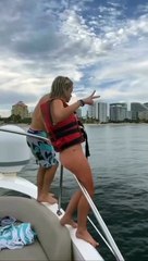 Elle veut sauter du rebord d'un bateau et va le regretter