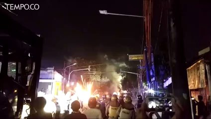 Rusuh 22 Mei, Polisi dan Massa Kembali Bentrok di KS Tubun Malam ini