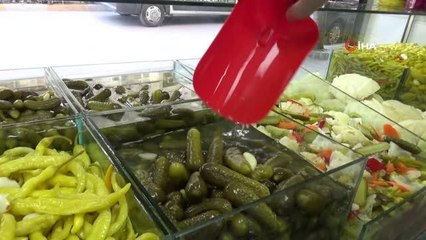 55 yıllık turşu ustası, Yeşilçam'a da konu olan 'sirkeyle mi limonla mı' tartışmasına son verdi