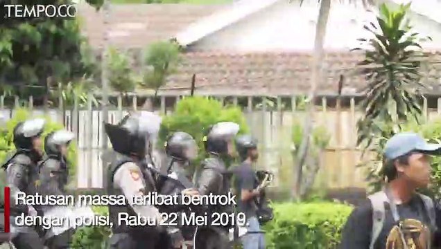 Mencekam! Ratusan Massa Terlibat Bentrok dengan Polisi di Flyover Slipi