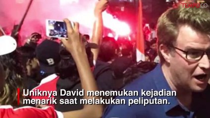 Pria Santai Jualan Sepatu Saat Rusuh 22 Mei