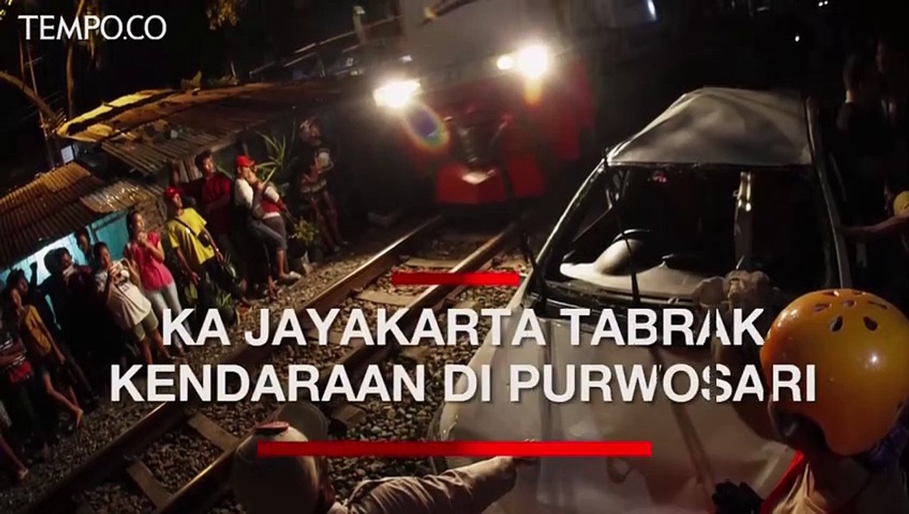 Perlintasan Belum Ditutup, Kereta Tabrak 5 Kendaraan di Purwosari