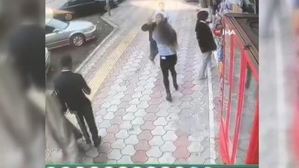 Önce taciz sonra darp... Yolda yürüyen genç kızlara saldırı anı kamerada