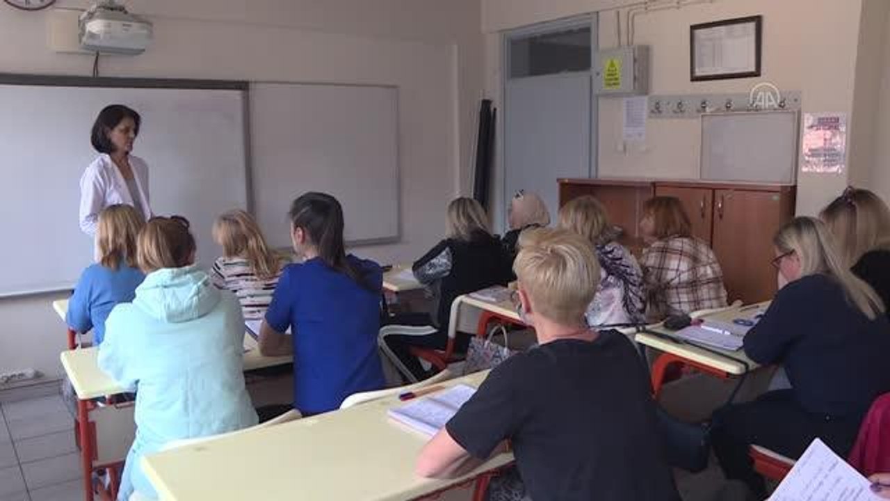 Antalya'daki Rus ve Ukraynalıları "Türkçe" birleştirdi
