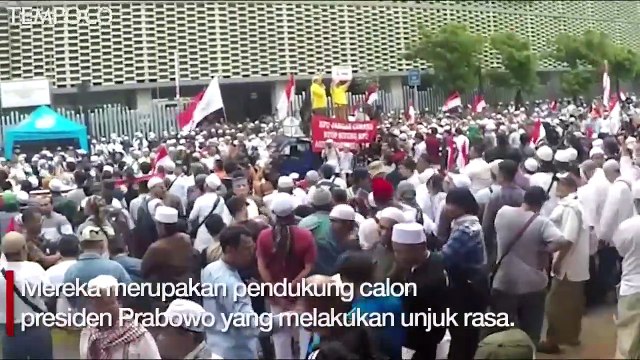 Unjuk Rasa Massa Pendukung Prabowo di Kantor Bawaslu