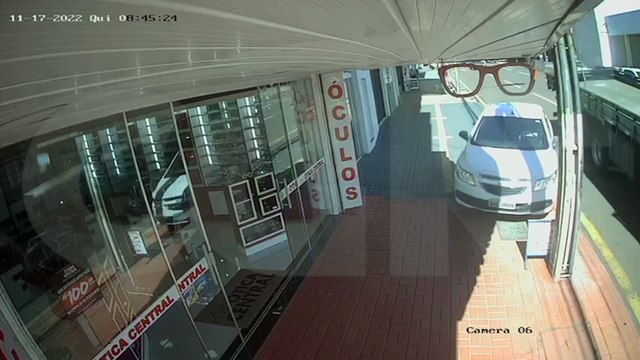 Por pouco! Ônix leva fechada de caminhão e quase atinge poste e fachada de loja