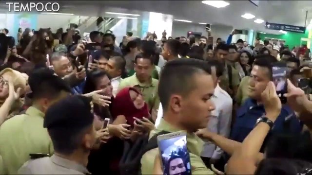 Presiden Jokowi, Para Menteri, dan Anies Baswedan Menjajal MRT
