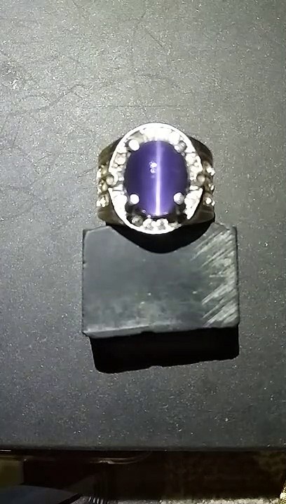 permata biru mata kucing