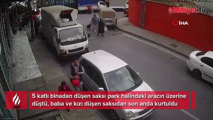 Düşen saksıdan son anda kurtuldular