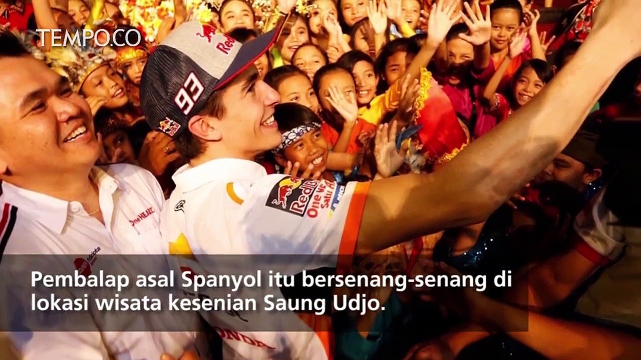 Serunya Marc Marquez Bermain Angklung di Saung Udjo