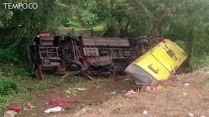 Evakuasi Korban Kecelakaan Maut Tol Cipularang