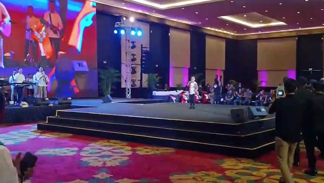 FAREL PRAYOGA NYANYI  OJO MBANDINGKE / DIBANDINGKE DI ACARA PENUTUPAN PANITIA GALA DINNER KTT G20 GWK BALI 2022 @MUSIKCOM