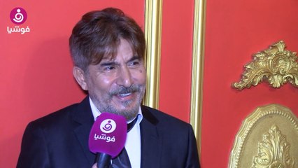 عبد المنعم عمايري "يقتحم" مقابلة "فوشيا" مع عابد فهد ويرتب ياقة قميصه