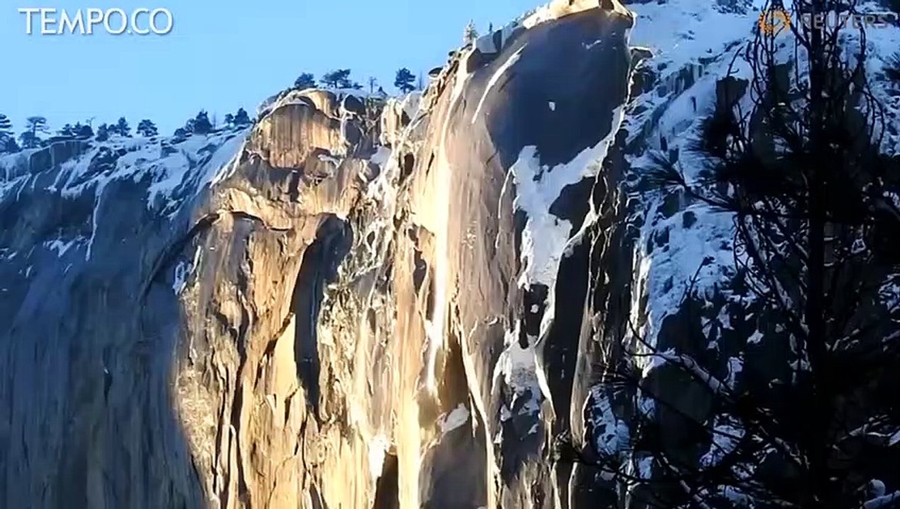 Fenomena Menakjubkan Air Terjun Tampak Berubah Menjadi Api Terjun