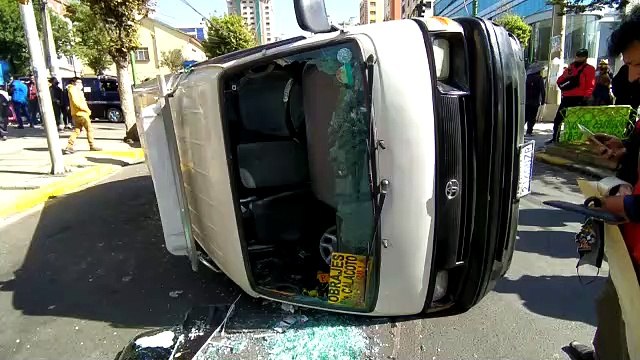 Varios heridos en choque de ambulancia con un minibús en la zona de Miraflores de La Paz 