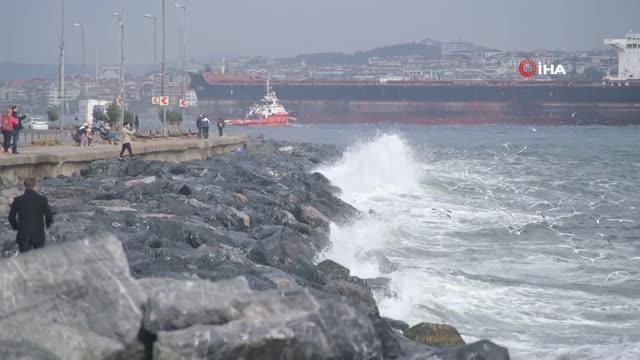 İstanbul'da şiddetli lodos etkili oluyor: Denizde boyu 5 metreyi bulan dalgalar oluştu