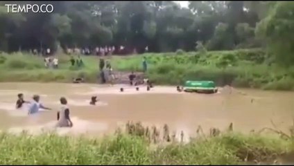 Tak Ada Jembatan, Pelayat Seberangkan Keranda Mayat di Sungai