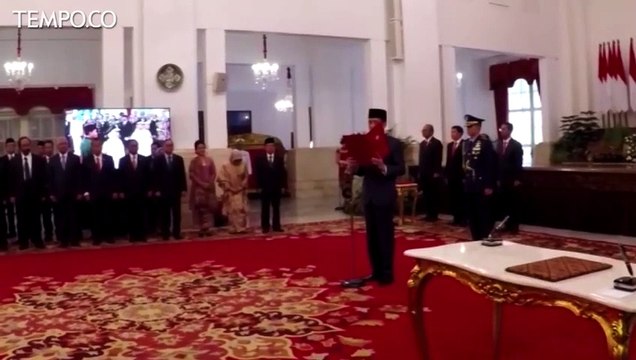 Jokowi Lantik Gubernur Jawa Timur Khofifah - Emil Dardak