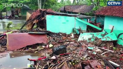 Video herunterladen: Video Drone, Pantai Carita Porak Poranda Diterjang Tsunami