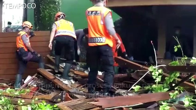 Gunakan Anjing Pelacak, Tim SAR Lakukan Pencarian Korban Tsunami