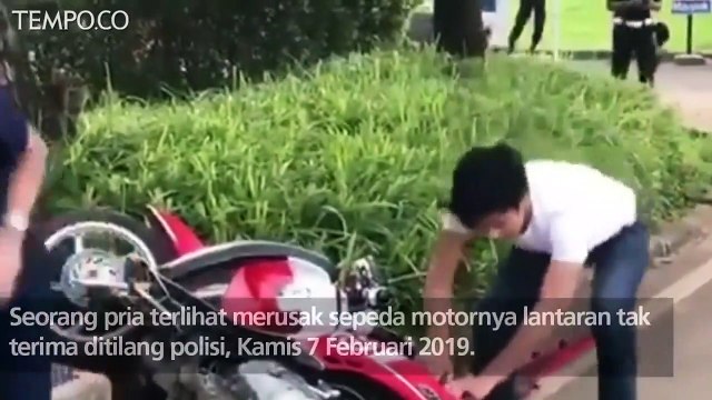Viral, Tak Terima Ditilang, Pemuda Ngamuk Hancurkan Motor