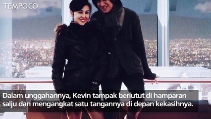 Momen Romantis Kevin Aprilio Lamar Vicy Melanie di Hamparan Salju