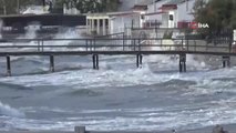 Lodos fırtınasında denizde oluşan dev dalgalar evlere kadar ulaştı
