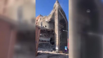 İş merkezinin kontrollü yıkılma anı cep telefonu kamerasında