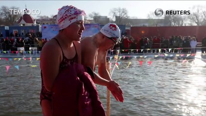Sensasi Berenang di Kolam Beku pada Festival Es Harbin