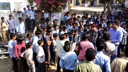 इस स्कूल से दो शिक्षक हटाए तो छात्रों ने जड़ दिया ताला, हाथों-हाथ लगाने पड़े तीन शिक्षक