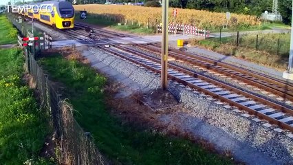 CCTV Rekam Detik-detik Pesepeda Nyaris Tertabrak Kereta