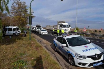 Kırmızı ışıkta beklerken kamyonun çarptığı araç şarampole uçtu
