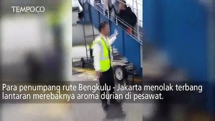 Download Video: Viral Video: Penumpang Pesawat Menolak Terbang Gara-gara Durian