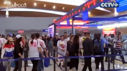 Antusias Penumpang Melintasi Jembatan Terpanjang di Dunia