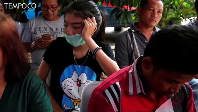 Tangis Keluarga Korban Lion Air JT 610 di RS Polri