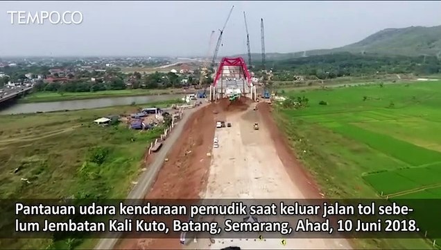 Pantauan dari Udara, Kendaraan Pemudik Keluar Tol sebelum Jembatan Kali Kuto