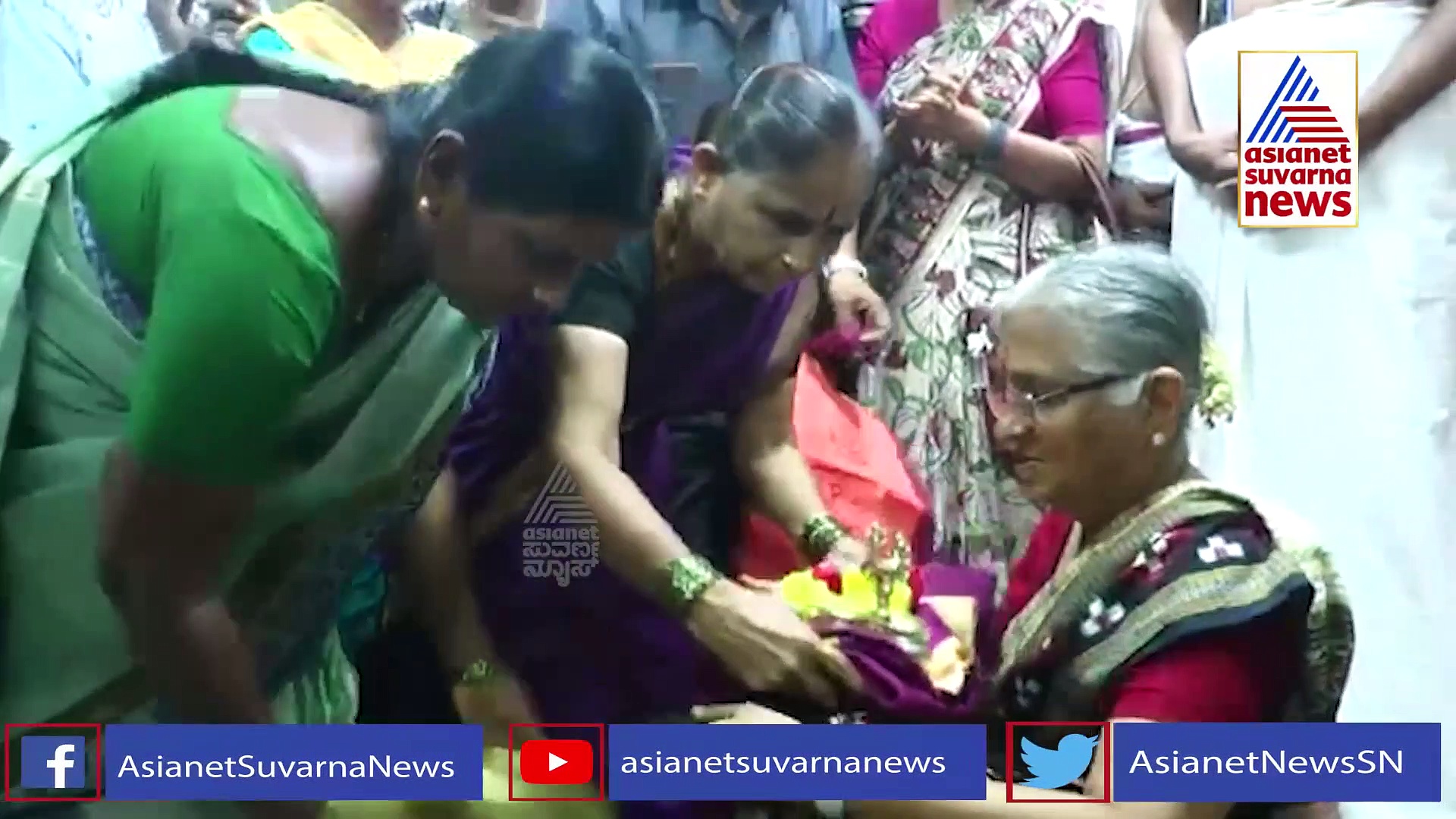 ಬಿಸಿಲೂರಿನ ದೇಗುಲಕ್ಕೆ ಸುಧಾಮೂರ್ತಿ ಭೇಟಿ: ಗಬ್ಬೂರಿನ ಲಕ್ಷ್ಮೀ ವೆಂಕಟೇಶ್ವರನಿಗೆ ವಿಶೇಷ ಪೂಜೆ