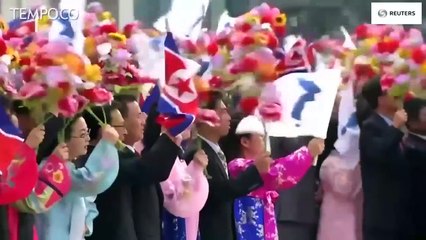 Pertama Kali ke Pyongyang, Moon Jae-in Dipeluk Kim Jong Un