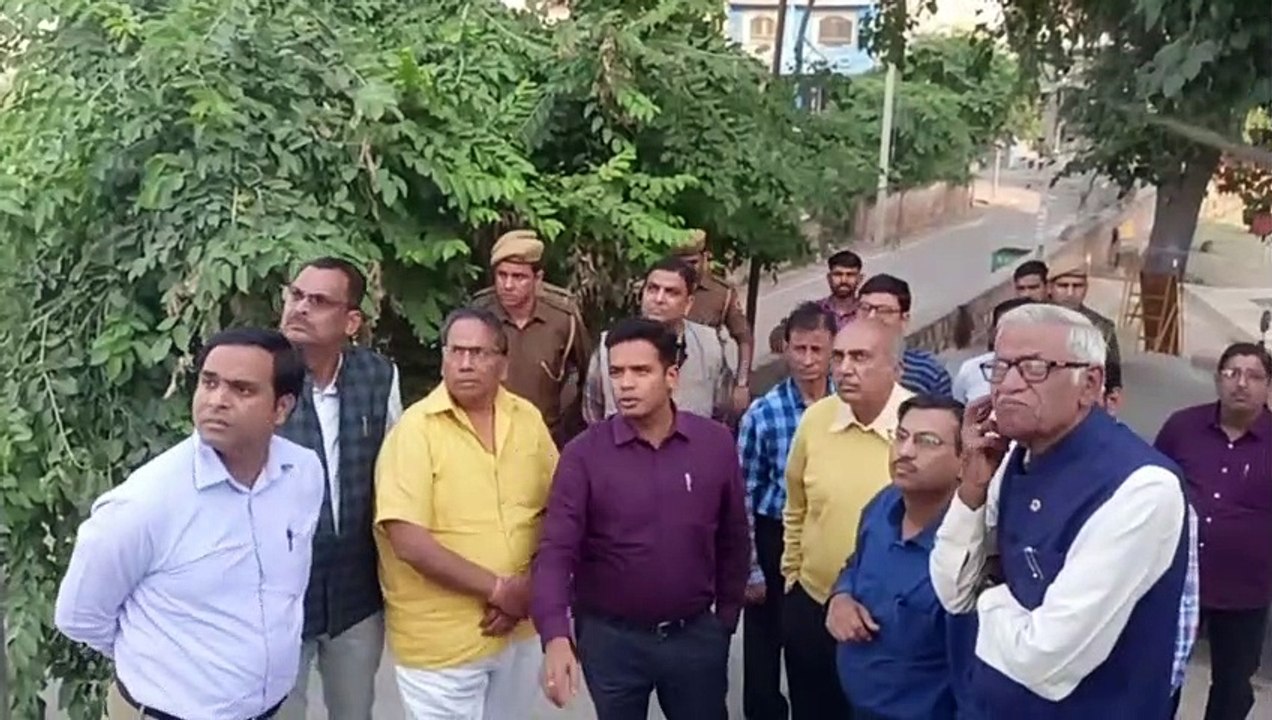 कान खोलकर सुन लो, वरना् सस्पेंड करा दूंगा