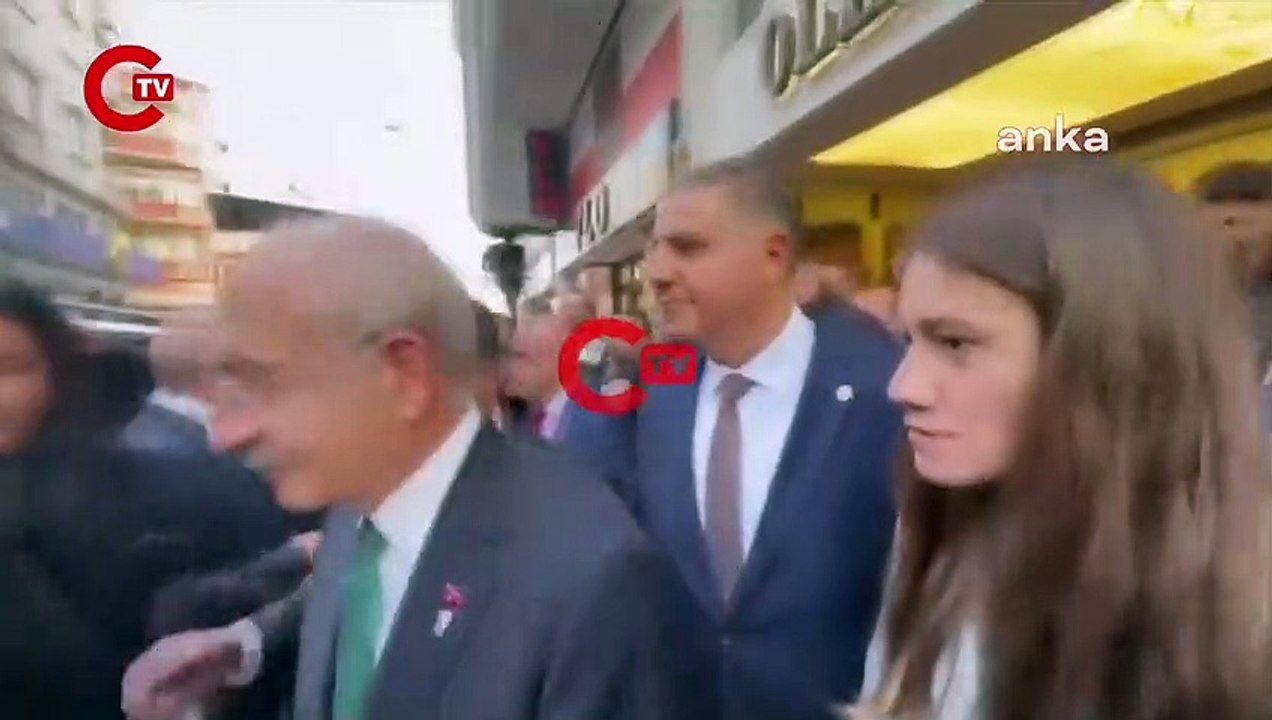 “Benim çocuklarım aç; 6 tane kızım. İşim yok, iş istiyorum. Allah için. Çocuklarım aç. Ekmek param yok. Evim kira” diye feryat etti.