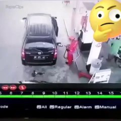 MOBIL TIBA-TIBA MELEDAK DI POM BENSIN.